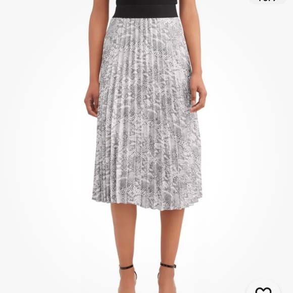 Time and Tru Dresses & Skirts - Time and Tru Women’s Snake Skin Print Pleated Swing Skirt Size XL (16-18) NWT